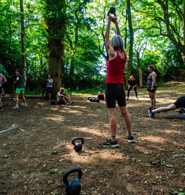 Groepstraining buiten in het bos met kettlebells, illustratie bij de proefles bootcamp